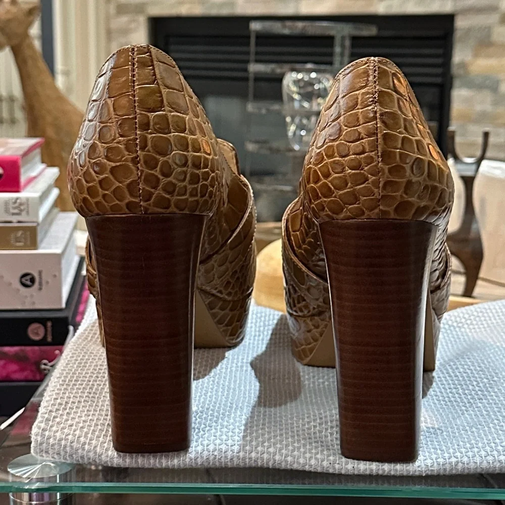 VINCE CAMUTO Mebrana Platform Pump in Brown Embossed Croc, Size 10. EUC Like New